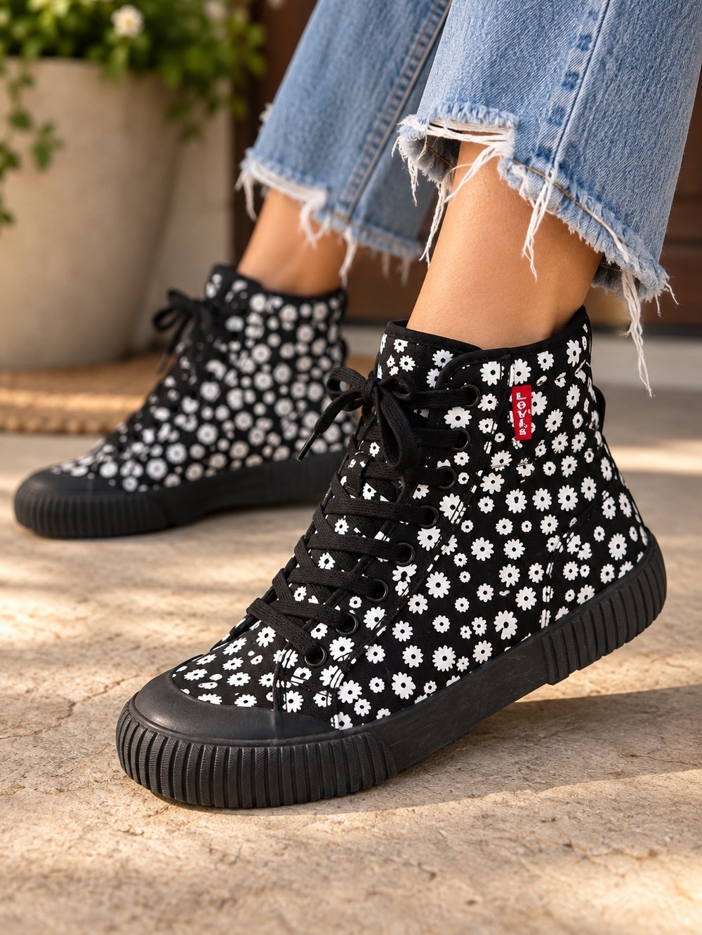 Levi’s Black & White Daisy High-Top Sneakers – Women’s Size 7